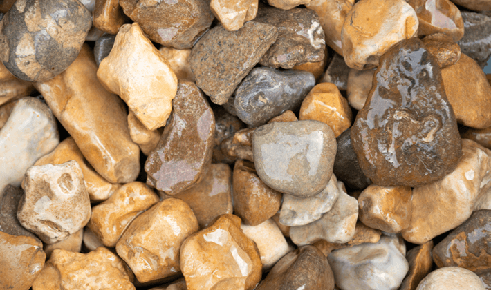 Loose display of shingle, a flint aggregate, graded from 20mm to 40mm, showcased wet.