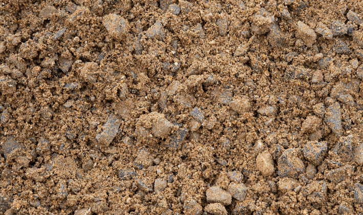 Loose display of ballast, a mixture of particles from 0mm to 20mm.