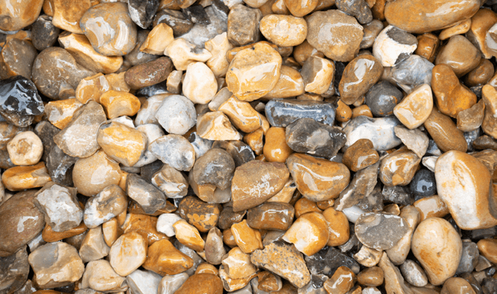 A natural flint shingle, graded from 4mm to 20mm, displayed wet.